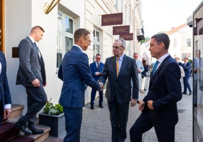 Former Prime Minister of Finland, Alexander Stubb, shaking hands with Väino Kaldoja in fron tof the building