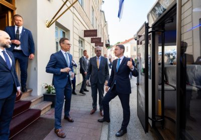 Alexander Stubb and former Estonian Prime Minister talking beside an Auve Tech shuttle, with Väino Kaldoja nearby