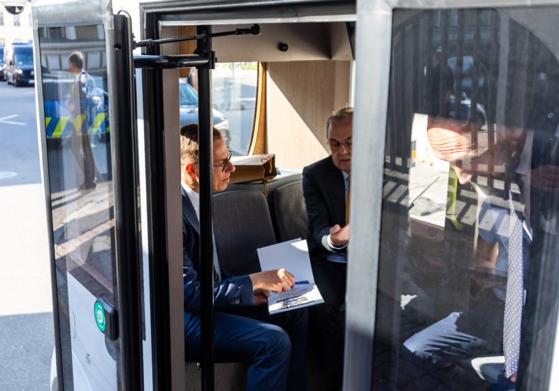 Alexander Stubb and Väino Kaldoja discussing inside an autonomous shuttle