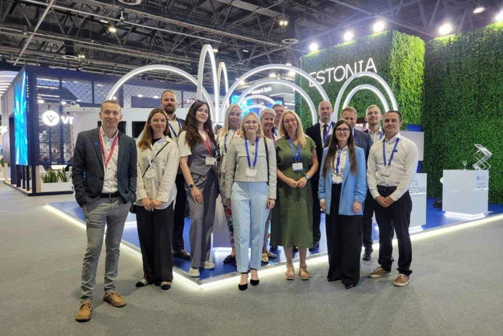 Group posing in front of Auve Tech MiCa autonomous shuttle at ITS World Congress 2024